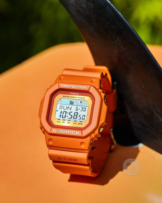 CASIO GLX-5600RT-4ER G-Shock G-Lide 手錶 - 手錶擺放於橙色滑浪板上,戶外特寫照