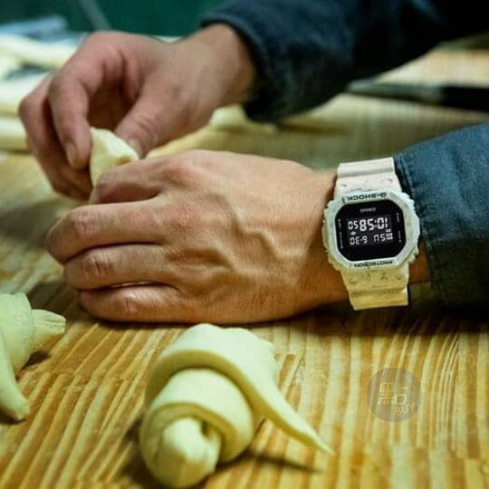 CASIO DW-5600WM-5DR G-SHOCK 指針式黑色錶盤男裝手錶 - 手錶佩戴於手腕，搓麵團時尚生活照