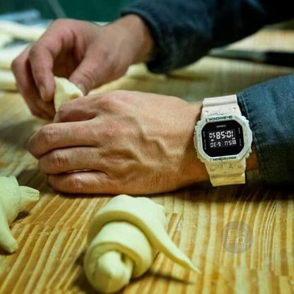 CASIO DW-5600WM-5DR G-SHOCK 指針式黑色錶盤男裝手錶 - 手錶佩戴於手腕，搓麵團時尚生活照