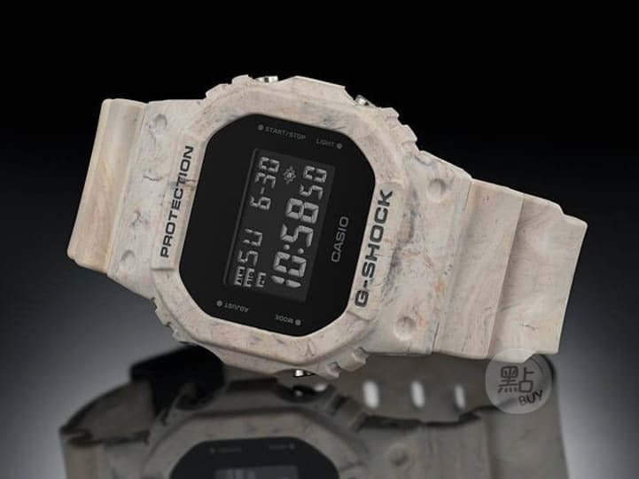 CASIO DW-5600WM-5DR G-SHOCK 指針式黑色錶盤男裝手錶 - 大理石紋樹脂錶款，黑色反光背景斜角圖
