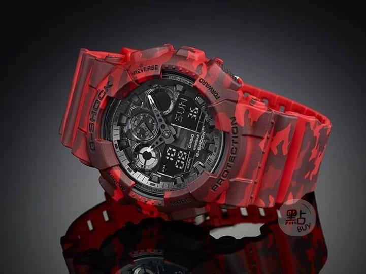 CASIO GA-100CM-4AER G-Shock 樹脂錶帶 200米防水 - 深色反光背景斜角圖