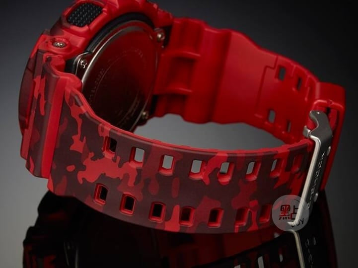 CASIO GA-100CM-4AER G-Shock 樹脂錶帶 200米防水 - 深色背景下錶背及迷彩錶帶細節