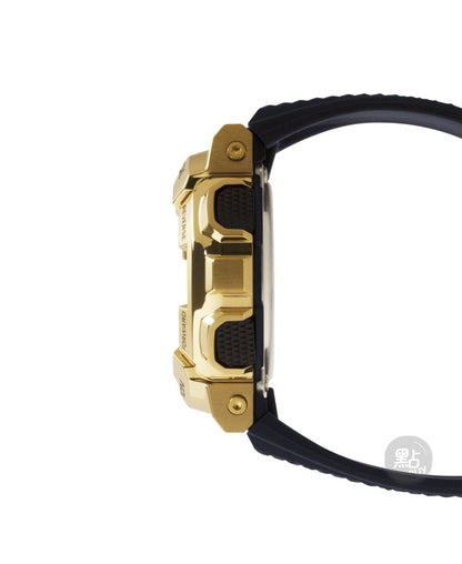 CASIO GM-110G-1A9ER G-Shock 樹脂錶帶 200米防水 - 金色按鈕及錶殼側面特寫