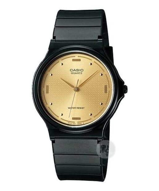 CASIO MQ-76-9ALDF 休閒石英男士標準手錶 - 金色錶面及黑色錶殼特寫