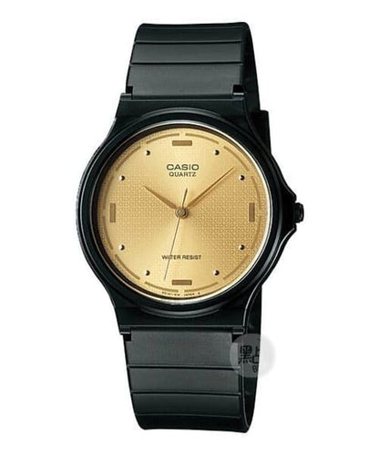 CASIO MQ-76-9ALDF 休閒石英男士標準手錶 - 金色錶面及黑色錶殼特寫